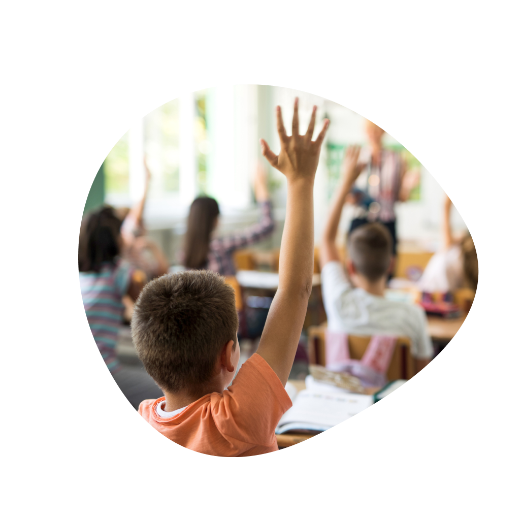 Il futuro sostenibile inizia qui ed ora bambino che alza la mano